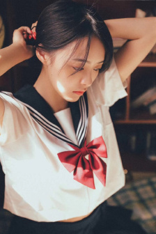 孕妇托着肚子走路视频